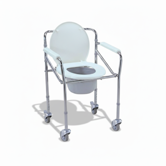 Chaise de toilette pliable avec roues sur fond blanc