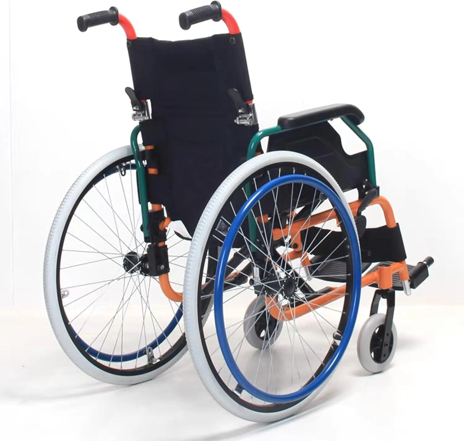 fauteuil roulant enfant avec repose-pieds réglable